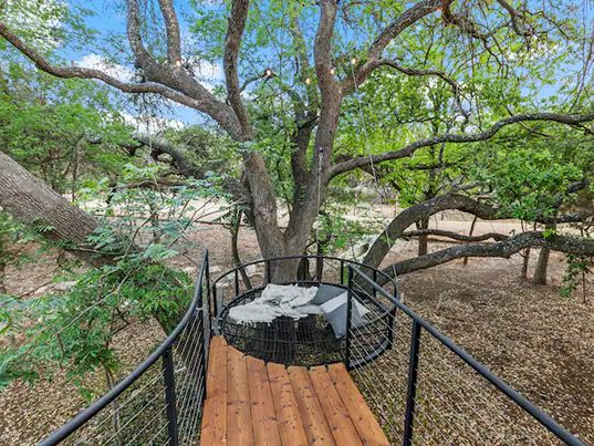 communal hammock treehouse rentals in texas