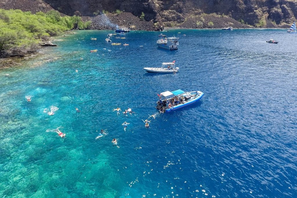 kealakekua bay within walking distance of the best accommodations in kailua kona