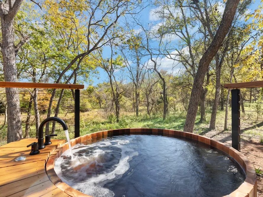 Cool Hotels in Texas: Onera Fredericksburg Cedar Soaking Tub