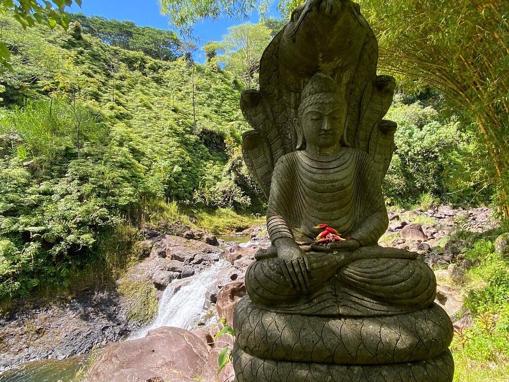 Kulaniapia Falls statue