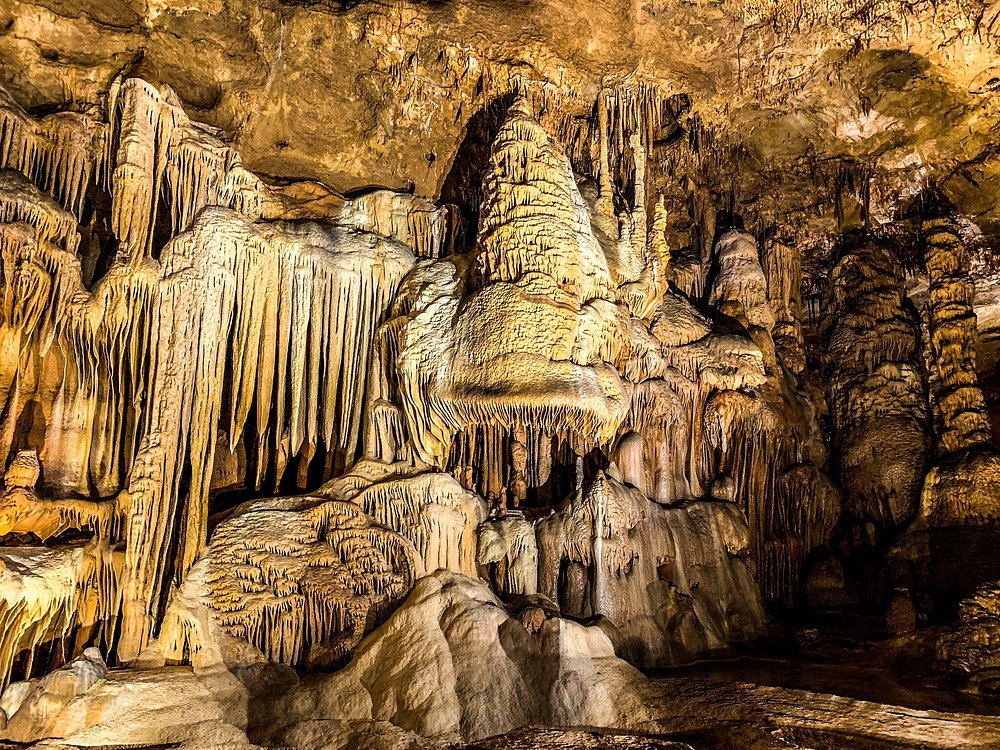 cave without a name formations