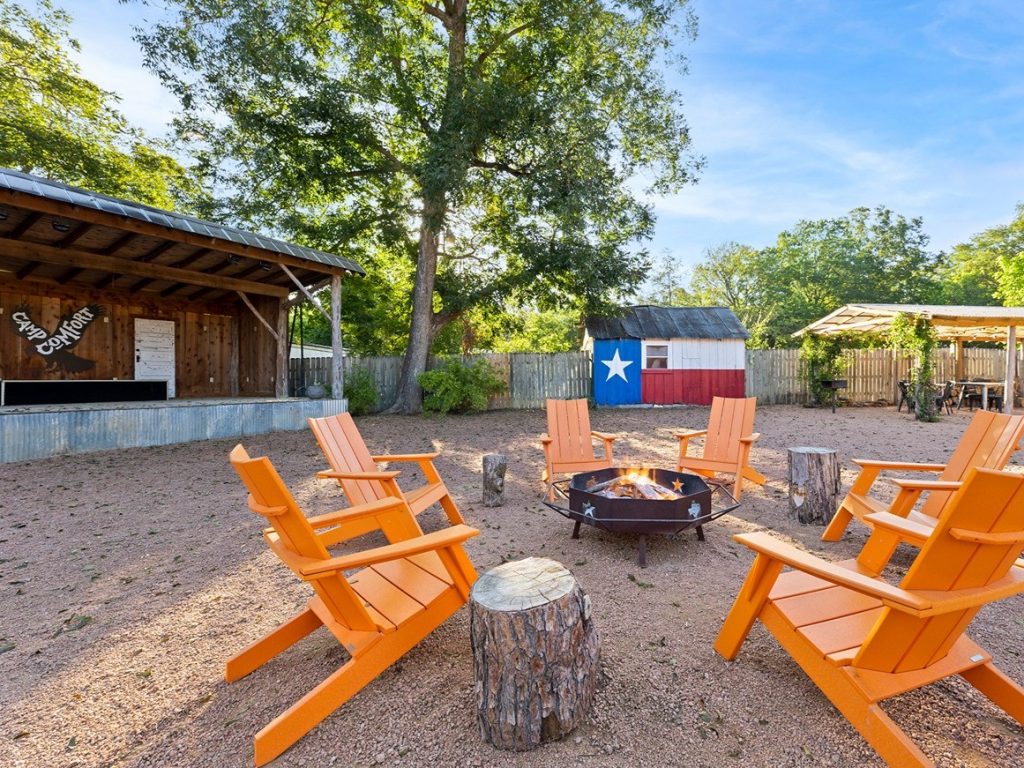 courtyard fire pit and stage at bed and breakfast comfort texas